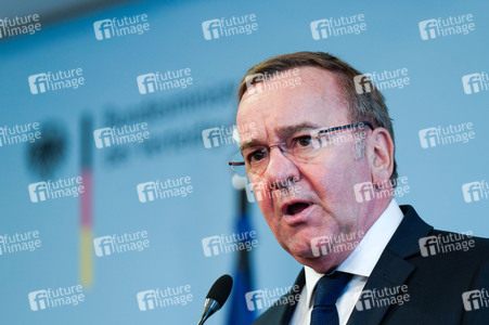 Pressekonferenz des Bundesministers der Verteidigung in Berlin
