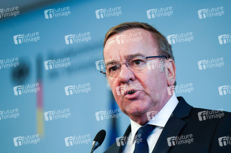 Pressekonferenz des Bundesministers der Verteidigung in Berlin