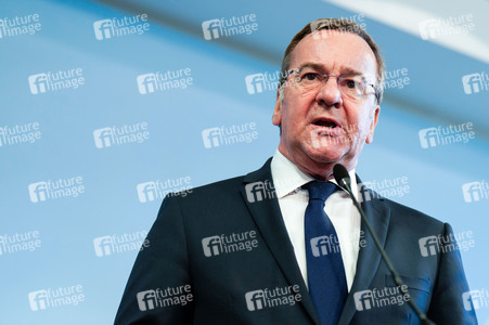 Pressekonferenz des Bundesministers der Verteidigung in Berlin