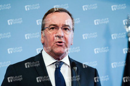 Pressekonferenz des Bundesministers der Verteidigung in Berlin