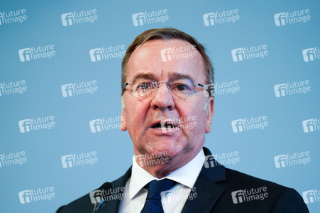 Pressekonferenz des Bundesministers der Verteidigung in Berlin