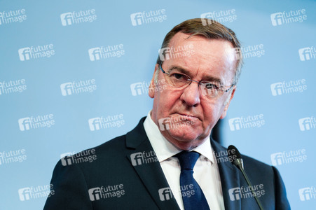 Pressekonferenz des Bundesministers der Verteidigung in Berlin