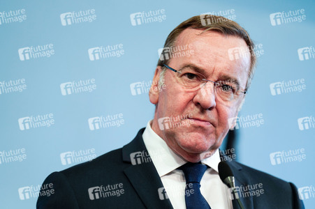 Pressekonferenz des Bundesministers der Verteidigung in Berlin