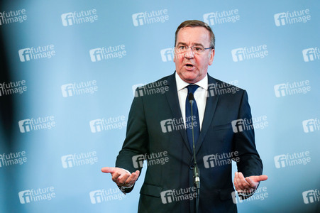Pressekonferenz des Bundesministers der Verteidigung in Berlin
