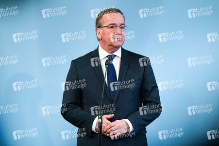 Pressekonferenz des Bundesministers der Verteidigung in Berlin