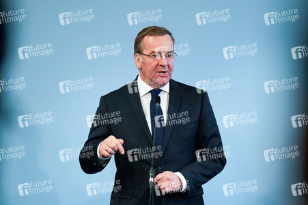Pressekonferenz des Bundesministers der Verteidigung in Berlin