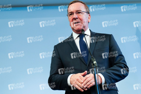 Pressekonferenz des Bundesministers der Verteidigung in Berlin