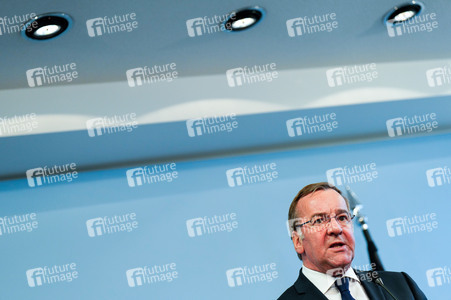 Pressekonferenz des Bundesministers der Verteidigung in Berlin