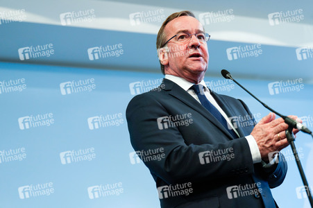 Pressekonferenz des Bundesministers der Verteidigung in Berlin