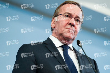 Pressekonferenz des Bundesministers der Verteidigung in Berlin