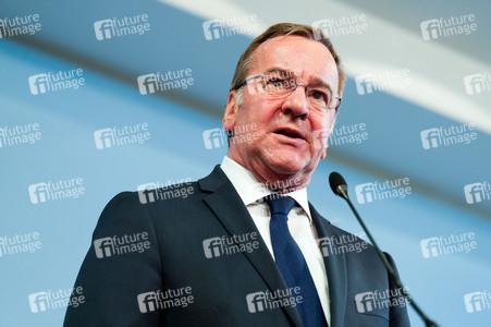 Pressekonferenz des Bundesministers der Verteidigung in Berlin