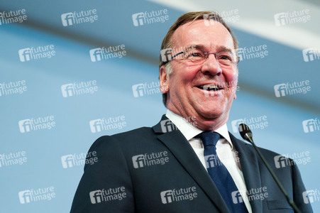 Pressekonferenz des Bundesministers der Verteidigung in Berlin