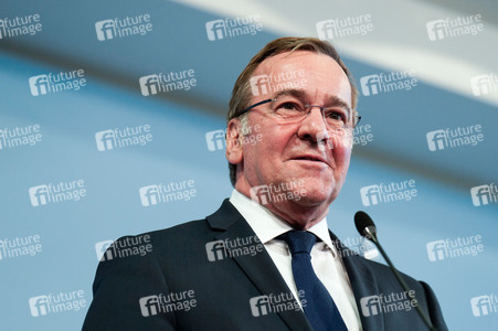 Pressekonferenz des Bundesministers der Verteidigung in Berlin