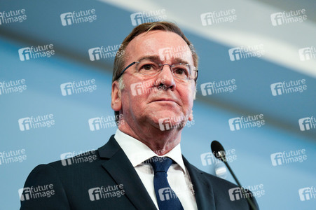Pressekonferenz des Bundesministers der Verteidigung in Berlin