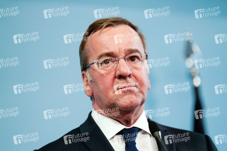 Pressekonferenz des Bundesministers der Verteidigung in Berlin