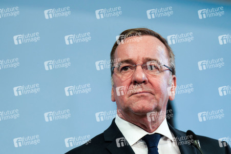 Pressekonferenz des Bundesministers der Verteidigung in Berlin