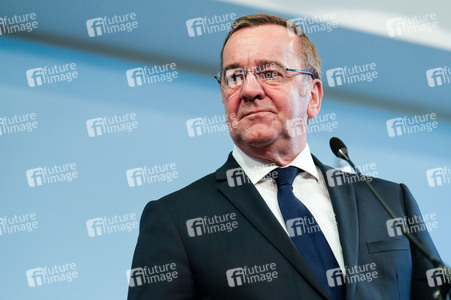 Pressekonferenz des Bundesministers der Verteidigung in Berlin