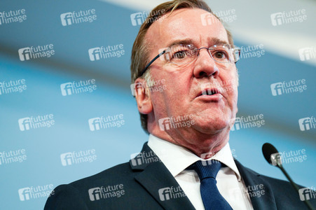 Pressekonferenz des Bundesministers der Verteidigung in Berlin