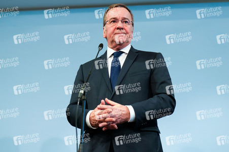 Pressekonferenz des Bundesministers der Verteidigung in Berlin