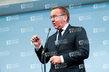 Pressekonferenz des Bundesministers der Verteidigung in Berlin