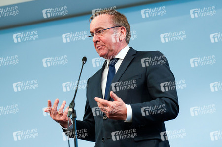 Pressekonferenz des Bundesministers der Verteidigung in Berlin