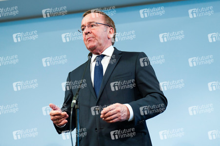 Pressekonferenz des Bundesministers der Verteidigung in Berlin