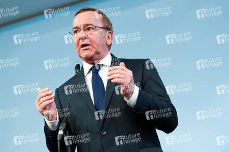 Pressekonferenz des Bundesministers der Verteidigung in Berlin