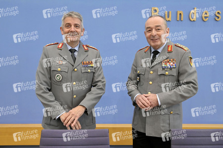 Bundespressekonferenz Quadriga - Militärübung für glaubhafte Abschreckung in Berlin