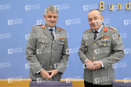 Bundespressekonferenz Quadriga - Militärübung für glaubhafte Abschreckung in Berlin