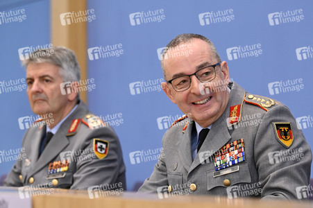 Bundespressekonferenz Quadriga - Militärübung für glaubhafte Abschreckung in Berlin