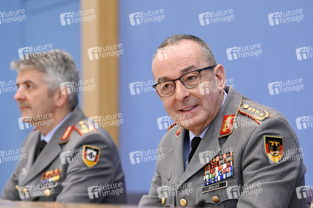 Bundespressekonferenz Quadriga - Militärübung für glaubhafte Abschreckung in Berlin