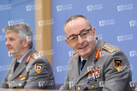 Bundespressekonferenz Quadriga - Militärübung für glaubhafte Abschreckung in Berlin