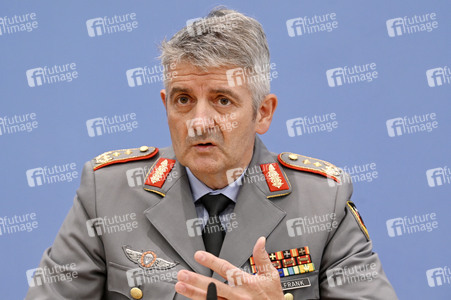 Bundespressekonferenz Quadriga - Militärübung für glaubhafte Abschreckung in Berlin