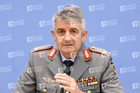 Bundespressekonferenz Quadriga - Militärübung für glaubhafte Abschreckung in Berlin