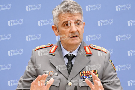 Bundespressekonferenz Quadriga - Militärübung für glaubhafte Abschreckung in Berlin