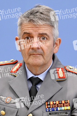 Bundespressekonferenz Quadriga - Militärübung für glaubhafte Abschreckung in Berlin