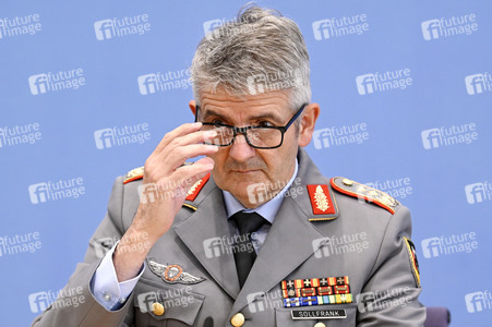 Bundespressekonferenz Quadriga - Militärübung für glaubhafte Abschreckung in Berlin
