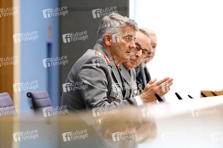 Bundespressekonferenz Quadriga - Militärübung für glaubhafte Abschreckung in Berlin