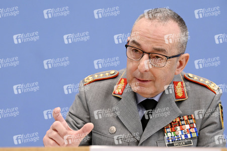 Bundespressekonferenz Quadriga - Militärübung für glaubhafte Abschreckung in Berlin