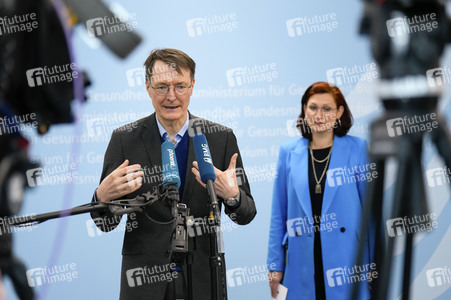 Übergabe der Studie 'Diagnose Diskriminierung' in Berlin