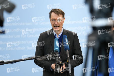 Übergabe der Studie 'Diagnose Diskriminierung' in Berlin