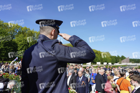 Gedenktag am Sowjetischen Ehrenmal Treptow in Berlin