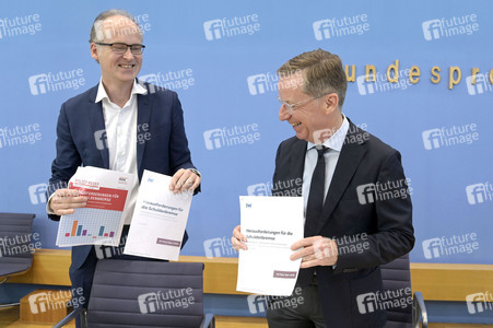 Bundespressekonferenz Vorstellung der Studie: Herausforderungen für die Schuldenbremse in Berlin