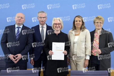 Bundespressekonferenz Vorstellung des Frühjahrsgutachten 2024 in Berlin