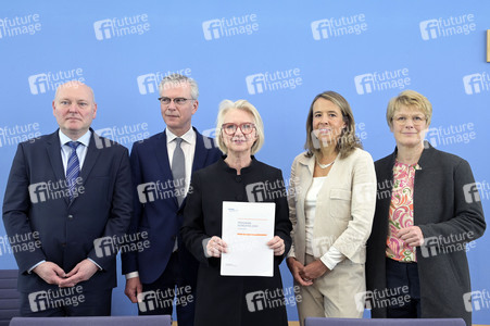 Bundespressekonferenz Vorstellung des Frühjahrsgutachten 2024 in Berlin
