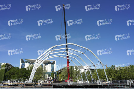 Bühnenaufbauarbeiten für das Demokratiefest in Berlin