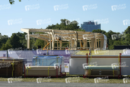 Bühnenaufbauarbeiten für das Demokratiefest in Berlin