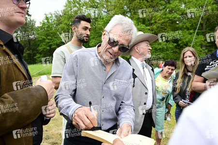 Gojko Mitic bei der Einweihung einer Sandstein-Stele in Rathen