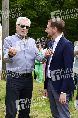 Gojko Mitic bei der Einweihung einer Sandstein-Stele in Rathen