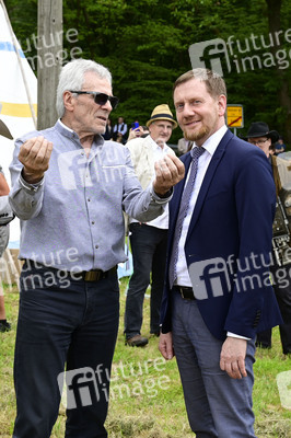 Gojko Mitic bei der Einweihung einer Sandstein-Stele in Rathen